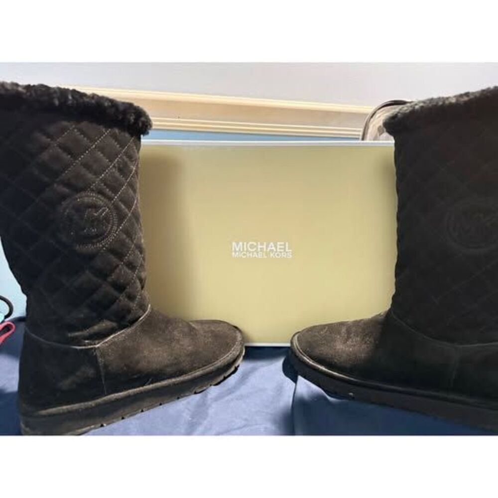 090. Michael Kors 9W Quilted boot in black suede